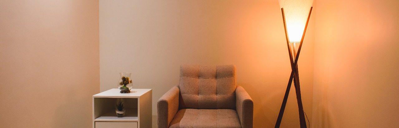 Sala de atendimento da Psique Brasília com poltrona e iluminação acolhedora