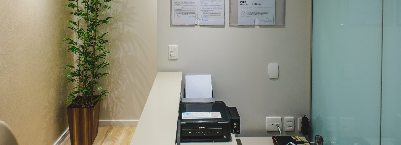 Recepção da Psique Brasília com certificados do CRP na parede